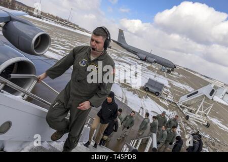 Boom Operator Tech. Sgt. Johannes Henn an der 171St Air Refuelling Flügel der Gruppe zugeordnet sind, führt ein Team von Kadetten aus dem Pitt ROTC auf einer KC-135 Stratotanker "Flugzeuge" März 6, 2019. Fast 40 ROTC Kadetten trat die Bildung Flug nach Flug Kommandeure Oberstleutnant James Swanik, Operations Group Commander, und Oberstleutnant Jason Luhn als Teil einer Orientierung Flug. Stockfoto