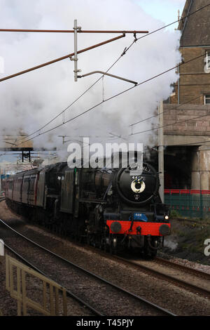 Erhaltene LMS Stanier Black Five Dampflok 44871 an der Spitze der Zitadelle speziellen Zug Ankunft in Carnforth Auf der WCML am 13. April 2019. Stockfoto