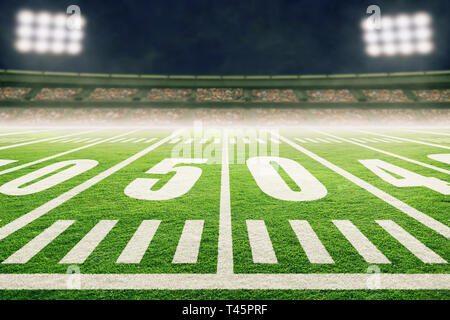 In der Nähe von American Football Stadion Feld mit Yard Linie Markierungen und Spotlight mit unscharfem Hintergrund. Stockfoto