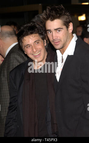 LOS ANGELES, Ca. Januar 28, 2003: Schauspieler COLIN FARRELL (rechts) und AL PACINO am Los Angeles Premiere ihres neuen Films Die rekrutieren. © Paul Smith/Featureflash Stockfoto