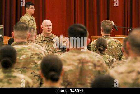 CAMP ARIFJAN, Kuwait - Armee Sgt. 1. Klasse Shane D. Keller, Unteroffizier der 657th Transportation Loslösung, nennt die Namen während der letzten namentlichen bei einer Trauerfeier für Armee Sgt. Holli R. Bolinski und SPC. Jackson D. Johnson, beide Transportation Management Koordinatoren der 657th Transportation Loslösung, Mount Vernon, Illinois, am 8. März 2019, im Camp Arifjan, Kuwait. Beide Soldaten waren zur Unterstützung der Operation Enduring Freedom, spartanische Schild mobilisiert. Us-Army Central Hommage an die Erinnerungen an die gefallenen Soldaten durch Gedenkfeiern b Stockfoto