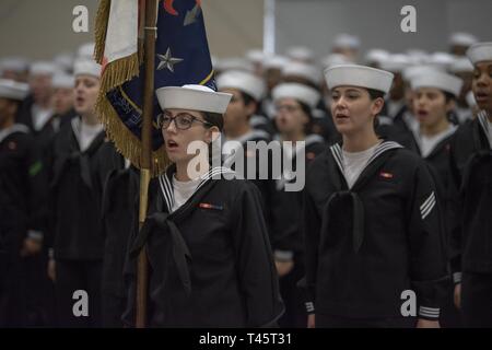 GREAT LAKES, Illinois (März. 8, 2018) Segler singen Anker lichten während eines pass-in-review Abschlussfeier in Midway zeremoniellen Exerzierhalle am Training Befehl rekrutieren. Mehr als 35.000 Rekruten Absolvent jährlich nur von Boot Camp der Marine. Stockfoto