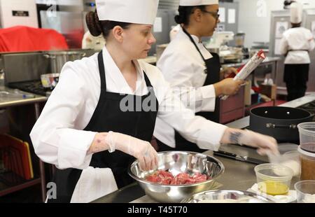 Sgt. 1. Klasse Valin Doucette, Culinary Arts Spezialist, Joint Base Myers-Henderson Hall, Md., Jahreszeiten Rinderfilet während der Streitkräfte Koch des Jahres Event 8. März an der Gemeinsamen kulinarische Exzellenz als Teil der Gemeinsamen kulinarischen Training in Fort Lee, Va. Die 44. jährliche JCTE offiziell beginnt 9. März an MacLaughlin Fitnesscenter und wird bis zum 14. März. Die Übung, die von der Gemeinsamen kulinarischen Kompetenzzentrum verabreicht, der größte amerikanische kulinarischen Vereinigung - sanktionierte Wettbewerb in Nordamerika. Die Übung zeigte das Talent von mehr als 200 mil Stockfoto