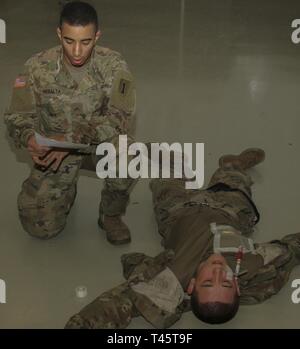 Pvt. Steven Peralta vom 1.Bataillon, 16 Infanterie Regiment, 1st Armored Brigade Combat Team, 1.Infanterie Division fordert eine neun-line medizinische Evakuierung für eine fiktive Unfall während einer Bekämpfung der Lebensretter Kurs bei Novo Selo, Bulgarien, 8. März 2019. CLS war eine Woche-lange Kurs, nicht-medizinische Soldaten die erweiterte Erste Hilfe im Kampf Bedingungen unterrichtet. Der Zweck der CLS ist für Situationen, in denen ein Arzt nicht zur Verfügung, um die Verletzten zu behandeln, so dass ein CLS certified Soldat in Schritt kann und behandeln Sie die Bedingungen im Kampf verwundet und auch in der Lage sein, sie zu evakuieren Stockfoto