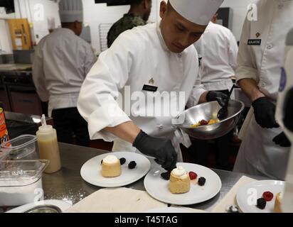 Sgt. Bruce Serafica, kulinarische künste Spezialist, Fort Carson, Colo, fügt Beeren zu seinem meringue Dessert während der Streitkräfte Koch des Jahres Event 8. März an der Gemeinsamen kulinarische Exzellenz als Teil der Gemeinsamen kulinarischen Training in Fort Lee, Va. Die 44. jährliche JCTE offiziell beginnt 9. März an MacLaughlin Fitnesscenter und wird bis zum 14. März. Die Übung, die von der Gemeinsamen kulinarischen Kompetenzzentrum verabreicht, der größte amerikanische kulinarischen Vereinigung - sanktionierte Wettbewerb in Nordamerika. Die Übung zeigte das Talent von mehr als 200 militärische Köche aus Stockfoto