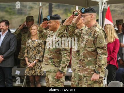 Von links nach rechts, Generalleutnant Michael X. Garrett, ehemaliger kommandierender General der US-Army Central, Gen. Joseph L. Votel, Kommandierender General des US Central Command, und Generalleutnant Terry Ferrell, aktuelle kommandierende General von USARCENT, grüßen die Farben während des USARCENT des Befehls Zeremonie am glücklichen Park, außerhalb des Hauptsitzes der Befehl, Shaw Air Force Base S.C., März 8, 2019. Garrett aufgegeben Befehl und Kontrolle von USARCENT, Ferrell. Stockfoto