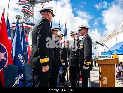 Lt.Cmdr. Shawn R. Callihan, kommandierender Offizier der Avenger Klasse meine Gegenmaßnahmen Schiff USS Scout (MCM 8), würdigt Kapitän Patrick C. Thein, Commodore, Mine Gegenmaßnahmen Squadron (MCMRON) 3, wie er die Verantwortung von Scout während seiner Änderung der Befehl Zeremonie onboard Naval Base San Diego. Hintere Adm. Dave Welch, Commander, Naval Oberfläche und Mine Warfighting Development Center (SMWDC), Links, war der Gastredner. U.S. Navy Stockfoto