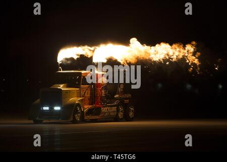 Chris Darnell, Fahrer des Shockwave Jet Truck, senkt die Marine Corps Air Station (WAB) Yuma, Ariz., Flug online während der 2019 Yuma Airshow März 8, 2019. Der Flash Fire Jet Nutzfahrzeuge sind der weltweit schnellsten Jet-Lkw erreichen einen Datensatz 375 Meilen pro Stunde. Die Airshow ist MCAS Yuma nur militärische Airshow des Jahres und bietet der Gemeinschaft die Gelegenheit zu sehen, spannend Antenne und Erde Darsteller kostenlos während der Interaktion mit Marinesoldaten und Matrosen. Stockfoto