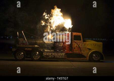 Chris Darnell, Fahrer des Shockwave Jet Truck, senkt die Marine Corps Air Station (WAB) Yuma, Ariz., Flug online während der 2019 Yuma Airshow März 8, 2019. Der Flash Fire Jet Nutzfahrzeuge sind der weltweit schnellsten Jet-Lkw erreichen einen Datensatz 375 Meilen pro Stunde. Die Airshow ist MCAS Yuma nur militärische Airshow des Jahres und bietet der Gemeinschaft die Gelegenheit zu sehen, spannend Antenne und Erde Darsteller kostenlos während der Interaktion mit Marinesoldaten und Matrosen. Stockfoto