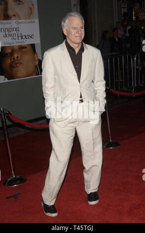 LOS ANGELES, Ca. März 02, 2003: Schauspieler STEVE MARTIN im Hollywood Premiere seines neuen Films bringt man das Haus. © Paul Smith/Featureflash Stockfoto