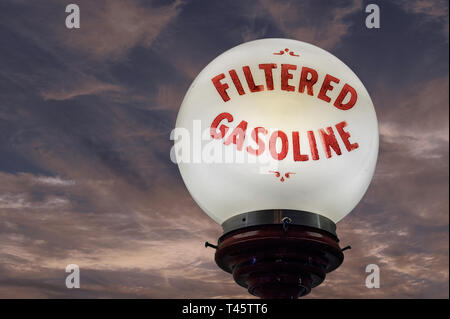 Restaurierte alte Gaspumpenstation Stockfoto