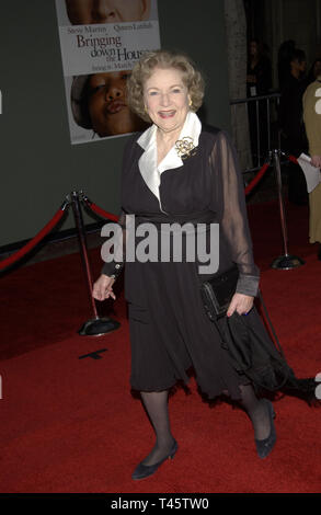 LOS ANGELES, Ca. März 02, 2003: Schauspielerin BETTY WHITE im Hollywood Premiere ihres neuen Films bringt man das Haus. © Paul Smith/Featureflash Stockfoto