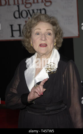 LOS ANGELES, Ca. März 02, 2003: Schauspielerin BETTY WHITE im Hollywood Premiere ihres neuen Films bringt man das Haus. © Paul Smith/Featureflash Stockfoto