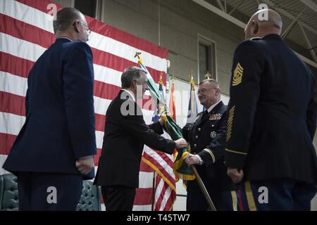 Vermont Governor Phil Scott übergibt die Vermont Battle Flag zu U.S. Army Colonel Gregory Ritter, während eine Änderung der Befehl Zeremonie der Adjutant General der Vermont National Guard auf Lager Jonson, Colchester, Vt, 3. März 2019. Ritter war die Position der Adjutant General durch die Vermont Gesetzgebung am 21. April gewählt. Stockfoto