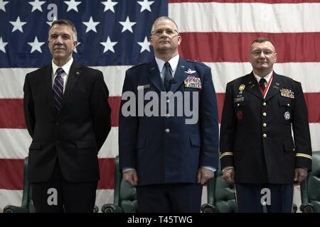 Vermont Governor Phil Scott, Links, US Air Force Generalmajor Steven Cray, Adjutant General, Vermont National Guard und der US-Army Oberst Gregor Ritter stand bei einem Befehl Zeremonie auf Lager Johnson, Colchester, Vt, März 3, 2019. Nach sechs Jahren des Befehls, US Air Force Generalmajor Steven Cray Befehl, der U.S. Army Colonel Gregory Ritter, die in die Stellung, die die Vermont Gesetzgebung am 21. April gewählt wurde aufgegeben. Stockfoto