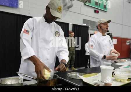 Command Sgt. Maj. Terrence Scarborough fügt Butter in einem Topf während der Ausführung des Befehls Transport Team essen Demonstration 9. März während des Gemeinsamen kulinarischen Training in Fort Lee, Va. Die 44. jährliche JCTE offiziell zum 9. März an MacLaughlin Fitnesscenter begonnen und wird bis zum 14. März. Die Übung, die von der Gemeinsamen kulinarischen Kompetenzzentrum verabreicht, der größte amerikanische kulinarischen Vereinigung - sanktionierte Wettbewerb in Nordamerika. Die Übung zeigte das Talent von mehr als 200 militärische Köche aus allen militärischen Dienstleistungen rund um den Globus drei internationale Teams zu gehören. Stockfoto