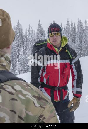 Die Mitglieder des 124 Air Support Operations Squadron, Gowen Field, Idaho, Teilnahme an Lawinenkunde am Tamarack Mountain Resort, 9. März 2019. Die Ausbildung stellt sicher, dass vom Idaho National Guard Flieger haben Fähigkeiten, die notwendig sind, Zivilisten und Support Teams bei den Such- und Rettungsarbeiten während einer Not zu unterstützen. Stockfoto