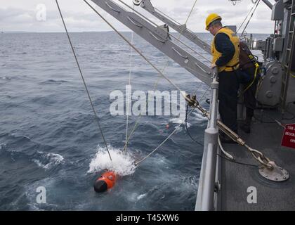 Philippinischen MEER (10. März 2019) Segler aus der Rächer - Klasse meine Gegenmaßnahmen Schiff USS Pioneer (MCM 9) Durchführung einer Prüfung mit einer Mine Neutralisation Fahrzeug (NMV), bevor eine Mine die Jagd ausüben. Pionier, Teil der Mine Countermeasure Squadron 7, ist die in den USA 7 Flotte Einsatzgebiet Interoperabilität mit Partnern zu verbessern und dienen als eine fertige Antwort Plattform für Blindbewerbungen. Stockfoto