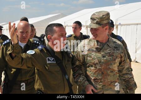 Brig. Gen. lief Kochav, Links, israelische Luftwaffe Luftverteidigung Division Commander, spricht mit US-Armee Oberst Thomas E. Moore März 11, 2019 bei einem Besuch in einem Terminal High Altitude Area Defense Ort in Israel. Bei seinem Besuch in Kochav tourte die Site und traf mit der Unternehmensleitung. Stockfoto