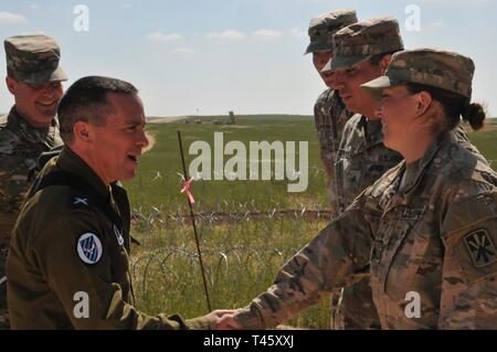 Brig. Gen. lief Kochav, Links, israelische Luftwaffe Luftverteidigung Division Commander, spricht mit US-Armee Soldaten März 11, 2019 bei einem Besuch in einem Terminal High Altitude Area Defense Ort in Israel. Bei seinem Besuch in Kochav tourte die Site und traf mit der Unternehmensleitung. Stockfoto