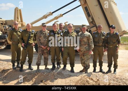 Us-Armee und israelische Führungskräfte posieren für ein Foto vor einem Terminal High Altitude Area Defense launcher März 11, 2019 bei einem Besuch in einem thaad Ort in Israel. Während Ihres Besuchs werden Sie tourten durch die Site und traf mit der Unternehmensleitung. Stockfoto