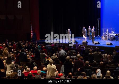 RICHARDSON, Texas (11. März 2019) Die US-Marine Band Sea Chanters chorus führt an der Charles W. Eisemann Center für Darstellende Künste in Richardson, Texas. Die Gruppe durchgeführt in 18 Städte in neun Mitgliedstaaten, Amerikaner Anschließen an Ihre Marine. Stockfoto