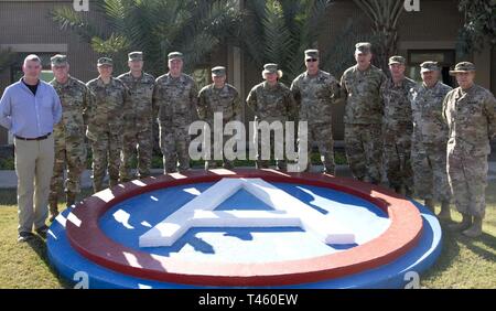 Us-Armee Finden und Army National Guard Führungskräfte posieren für ein Foto bei einem Besuch in Camp Arifjan, Kuwait, 12. März 2019. Die Führungskräfte wurden in der US-Armee zentralen Verantwortungsbereich mit eingesetzten Soldaten zu besuchen und Updates auf aktuelle Vorgänge zu erhalten. Stockfoto