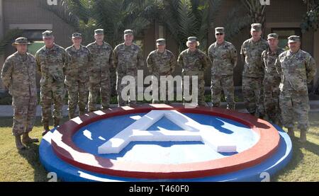 Us-Armee Finden und Army National Guard Führungskräfte posieren für ein Foto bei einem Besuch in Camp Arifjan, Kuwait, 12. März 2019. Die Führungskräfte wurden in der US-Armee zentralen Verantwortungsbereich mit eingesetzten Soldaten zu besuchen und Updates auf aktuelle Vorgänge zu erhalten. Stockfoto