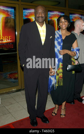 LOS ANGELES, Ca. 25. März 2003: Schauspieler Delroy Lindo & Frau an der Weltpremiere in Los Angeles, seines neuen Films. Stockfoto