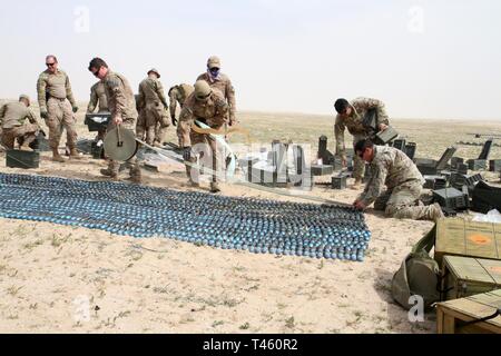 UDAIRI BEREICH, Kuwait (Feb. 27, 2019) - Beseitigung von Explosivstoffen Techniker aus der US Army 705th Beseitigung von Explosivstoffen, Task Force Höllenhund, Task Force spartanisch eingerichtet und der Air Force 407. und 386. Expeditionary Bauingenieur Staffeln zusammen halten Blatt Sprengstoff bis 40 mm Runden in der Vorbereitung für eine kontrollierte Sprengung von mehr als 6.800 Pfund unbrauchbare Munition auf dem Udairi Bereich, Kuwait, Jan. 27, 2019. Zusätzlich Soldaten aus seiner 637 Unternehmen der chemischen Industrie der Ohio Army National Guard und der 1245Th Oklahoma National Guard Transport Unternehmen Stockfoto