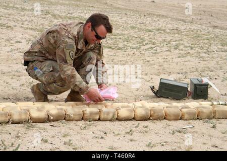 UDAIRI BEREICH, Kuwait (Feb. 27, 2019) - Sergeant Barry Craig, eine Beseitigung von Explosivstoffen team Sergeant, 705Th EOD Unternehmen, Task Force Höllenhund, Task Force spartanisch, bereitet Mehr als 6.800 Pfund unbrauchbare Munition in kontrollierten Detonation auf dem Udairi Bereich, Kuwait, Feb.27, 2019 zerstört zu werden. Craig, zusammen mit anderen Soldaten und Piloten haben sich zusammengetan, um Transport, Ort und schließlich der unbrauchbare Munition detonieren, um lokale Munition holding Bereiche mit mehr Platz Kampfmittel, die für die anstehenden Schulungsveranstaltungen verwendet werden können. Stockfoto