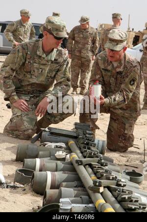 UDAIRI BEREICH, Kuwait (Feb. 27, 2019) - Brigadier General Charles Kemper, stellvertretender kommandierender General für Support, 34 Red Bull Infanterie Division, Task Force spartanisch, spricht mit 1 Lt Daniel Dixon, 705Th Beseitigung von Explosivstoffen Unternehmen, über die ORDNANCE in dieser Schuß pit aufgenommen vor einer kontrollierten Sprengung von mehr als 6.800 Pfund unbrauchbare Munition auf dem Udairi Bereich, Kuwait, Jan. 27, 2019. Kemper in die Gebühren für die vier separaten Schuß Gruben unterstützt. Stockfoto