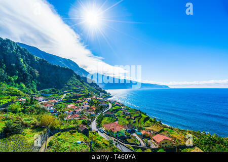 Blick auf die nördliche Küste durch den Atlantik, Boaventura, Ponta Delgada, Madeira Stockfoto