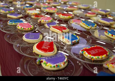 NEWS, Virginia (Feb. 27, 2019) Cookies mit inspirierenden Worte sitzen auf einem Tisch auf der Chaos Deck der schwimmenden Unterkunft (FAF) während der Show von der Nimitz-Klasse Flugzeugträger USS George Washington (CVN 73) Erbe Ausschuss für Black History Month. George Washington wird gerade Tanken komplexe Überholung (RCOH) bei Newport News Werft. RCOH ist ein fast 4-jährigen Projekt nur einmal während einer Fluggesellschaft, die 50-jährige Nutzungsdauer, einschließlich Betankung von zwei nukleare Reaktoren des Schiffes sowie erhebliche Reparaturen, Upgrades und Modernisierung. Stockfoto