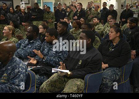 NEWS, Virginia (Feb. 27, 2019) Segler der Nimitz-Klasse Flugzeugträger USS George Washington (CVN 73) sehen Sie eine Show für Black History Month von George Washington's Erbe Ausschuss für das Chaos Deck der schwimmenden Unterkunft (FAF). George Washington wird gerade Tanken komplexe Überholung (RCOH) bei Newport News Werft. RCOH ist ein fast 4-jährigen Projekt nur einmal während einer Fluggesellschaft, die 50-jährige Nutzungsdauer, einschließlich Betankung von zwei nukleare Reaktoren des Schiffes sowie erhebliche Reparaturen, Upgrades und Modernisierung. Stockfoto