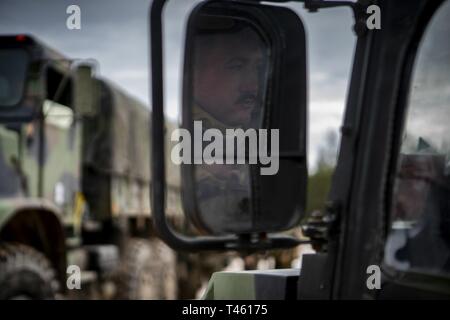 Ein Marine mit 14 Marine Regiment, 4 Marine Division Antriebe ein Humvee zur Unterstützung der Übung Dynamische Front 19 an Adazi Training Area, Lettland, Jan. 27, 2019. Rund 3.200 Teilnehmer aus 27 Nationen werden an der live-fire Teil der Übung Dynamische Front 19, March 2-9, 2019, in der US-Armee Grafenwöhr Training Area, in Deutschland sowie in Riga, Lettland; und Torun, Polen. Stockfoto