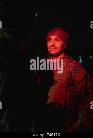 Ein Marine mit 14 Marine Regiment, 4 Marine Division fragt für die Einreise in die Command und Control Center an Adazi Training Area, Lettland, Jan. 27, 2019. Rund 3.200 Teilnehmer aus 27 Nationen werden an der live-fire Teil der Übung Dynamische Front 19, March 2-9, 2019, in der US-Armee Grafenwöhr Training Area, in Deutschland sowie in Riga, Lettland; und Torun, Polen. Stockfoto