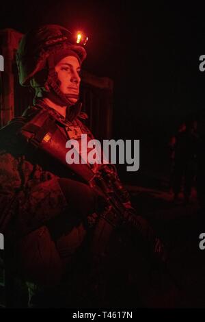 Ein Marine mit 14 Marine Regiment, 4 Marine Division wachen die Kommando- und Kontrollzentrum in Adazi Training Area, Lettland, Jan. 27, 2019. Rund 3.200 Teilnehmer aus 27 Nationen werden an der live-fire Teil der Übung Dynamische Front 19, March 2-9, 2019, in der US-Armee Grafenwöhr Training Area, in Deutschland sowie in Riga, Lettland; und Torun, Polen. Stockfoto