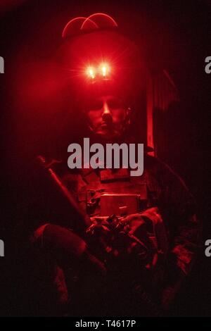 Ein Marine mit 14 Marine Regiment, 4 Marine Division Beiträge Sicherheit bei Adazi Training Area, Lettland, Jan. 27, 2019. Rund 3.200 Teilnehmer aus 27 Nationen werden an der live-fire Teil der Übung Dynamische Front 19, March 2-9, 2019, in der US-Armee Grafenwöhr Training Area, in Deutschland sowie in Riga, Lettland; und Torun, Polen. Stockfoto