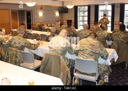 Garrison Commander Col. Hui Chae Kim Gespräche mit den Teilnehmern bei der Armee Soforthilfe (VRE) Kampagne Frühstück am 13.02.27, 2019, McCoy das Gemeindezentrum am Fort McCoy, Wis., jedermann, das Programm, die direkt hilft Soldaten und Familien zu unterstützen. AER ist finanzielle Soforthilfe der Armee - Unterstützung der Organisation und ist für die "Unterstützung der Armee Kümmern", nach www.aerhq.org. Die gemeinnützige stellt Zuschüsse, zinslose Darlehen und Stipendien zu aktiven - Aufgabe Soldaten und Reservisten; Rentner; und Familienmitglieder, auch Hinterbliebene. Stockfoto