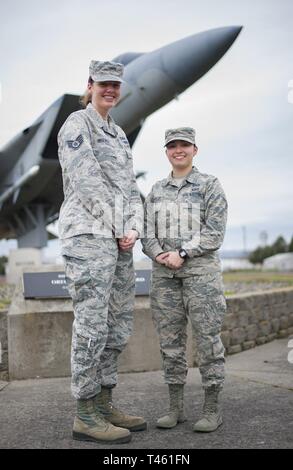 Staff Sgt. Taylor Ingersoll und Airman 1st Class Olivia Cappelli posieren vor einer f-15 Static Display, Portland Air National Guard Base, Virginia, 27. Februar 2019. Beide Flieger Arbeit als Waffen Direktoren für die 116 Air Control Squadron, eine Komponente der 142 Fighter Wing. Stockfoto