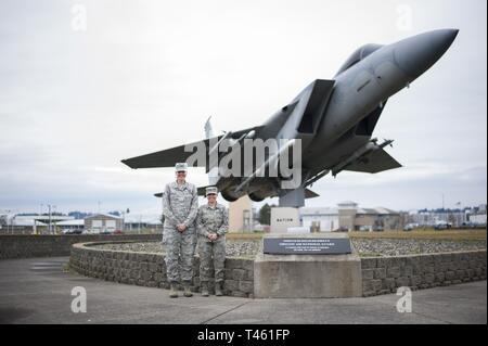 Staff Sgt. Taylor Ingersoll und Airman 1st Class Olivia Cappelli posieren vor einer f-15 Static Display, Portland Air National Guard Base, Virginia, 27. Februar 2019. Beide Flieger Arbeit als Waffen Direktoren für die 116 Air Control Squadron, eine Komponente der 142 Fighter Wing. Stockfoto