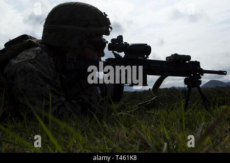 Lance Cpl. Daniel Penaloza, ein rifleman mit Charlie Company, Bataillon Landung Team, 1.BATAILLON, 4 Marines, hält die Sicherheit während Platoon Angriff Training im Camp Schwab, Okinawa, Japan, 28.02.2019. Penaloza, ein Eingeborener von Madera, Kalifornien, graduiert von Madera South High School im Jahr 2016, bevor er im Januar 2017. Während der Ausbildung, Marines mit Charlie Company verfeinert Ihre Fähigkeit" zu finden, in der Nähe mit und den Feind zu vernichten durch Feuer und Manöver oder Angriff die gegnerische Abwehr von Brand- und Nahkampf, "die Mission des Marine Corps rifle Squad. Charlie Company Marines sind. Stockfoto