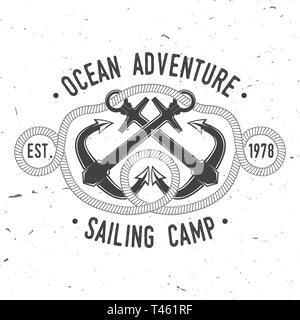 Segeln camp Abzeichen. Vector Illustration. Konzept für T-Shirt, Druck, Stempel oder T-Stück. Vintage Typografie Design mit schwarzen Meer Anker und Seil Knoten Silhouette. Beste sportliche Aktivität Stock Vektor