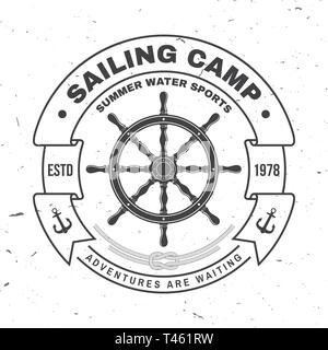 Yacht Club Abzeichen. Vector Illustration. Konzept für T-Shirt, Druck, Stempel oder T-Stück. Vintage Typografie Design mit schwarzen Meer Anker, Lenkung Vorderrad Schiff und Seil Knoten Silhouette. Ozean Abenteuer. Stock Vektor