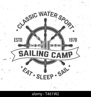 Yacht Club Abzeichen. Vector Illustration. Konzept für T-Shirt, Druck, Stempel oder T-Stück. Vintage Typografie Design mit schwarzen Meer Anker, Lenkung Vorderrad Schiff und Seil Knoten Silhouette. Ozean Abenteuer. Stock Vektor