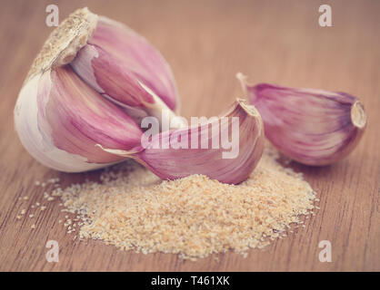 Knoblauch Pulver mit Knoblauch Glühbirne auf Holz- Oberfläche Stockfoto