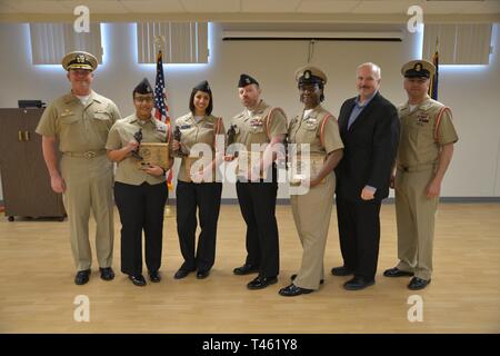 GREAT LAKES, Kranke (28. Februar 2019) Schulung Support Center (TSC) Great Lakes befehlshabenden Offizier, Kapitän David Dwyer, TSC Master Chief Rumpf Wartungstechniker Orlando Garcia und Navy League Lake County Vice President James Tiernan pose mit TSC Segler und Lehrer des Quartals nach einer Zeremonie am 28. Stockfoto