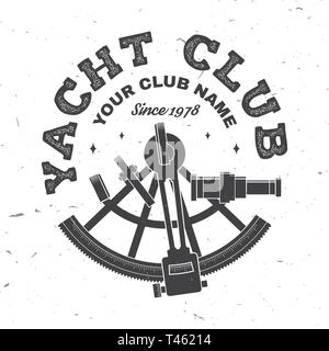 Yacht Club Abzeichen. Vector Illustration. Konzept für yachting Shirt, Druck, Stempel oder T-Stück. Vintage Typografie Design mit sextant Silhouette. Ozean Abenteuer. Stock Vektor