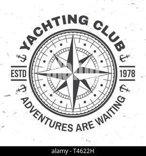 Yacht Club Abzeichen. Vector Illustration. Konzept für yachting Shirt, Druck, Stempel oder T-Stück. Vintage Typografie Design mit marine Wind Rose und Kompass Silhouette. Abenteuer warten Stock Vektor